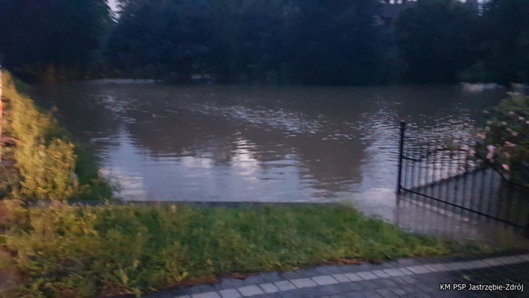 Woda kompletnie sparaliżowała miasto, PSP Jastrzębie